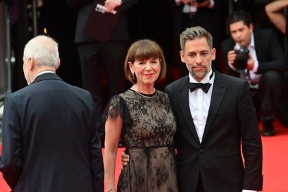Gesto ktore povedalo vsetko Vdovu po Bartoskovi sprevadzal na zaver festivalu najmocnejsi muz Ceska Toto necakal nik prisla aj hollywoodska superstar
