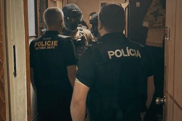 Mimoriadna razia v Dnipre Policajti patrali po pachateloch bombovych hrozieb