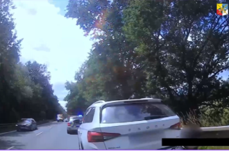 VIDEO Drama na ceste Dievcatko v aute prestalo dychat