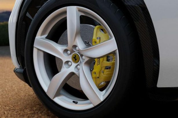 Ferrari ma problem s brzdami pri 540 kW
