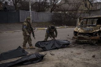 Mrazive zabery Nezverejnene video z Buce odhaluje popravu seniora a rabovanie ruskych vojakov
