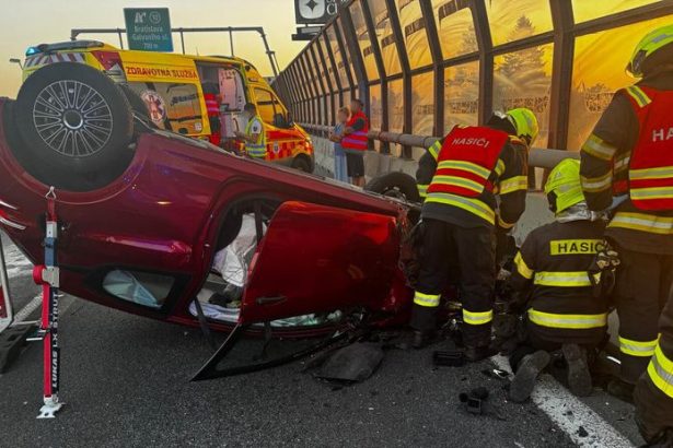 Pri rannej nehode v Bratislave auto prevratilo na strechu