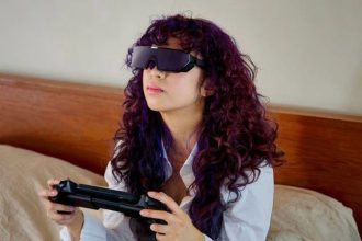 VR okuliare Sentinel vytvaraju obraz 180 palcov