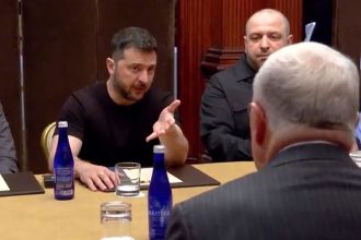 Zelenskyj prisiel za Trumpom v obleku k Kelloggovi tricko