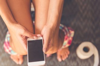 Ak sedite na zachode s telefonom dlhsie koledujete si o rizika