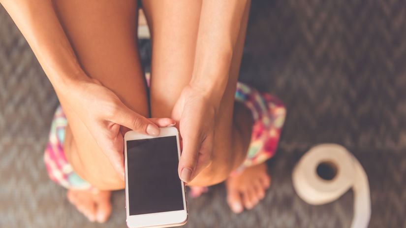 Ak sedite na zachode s telefonom dlhsie koledujete si o rizika