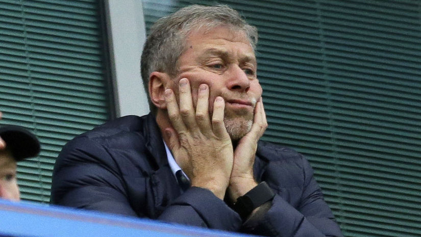 Anglicky gigant v problemoch Chelsea celi 74 obvineniam