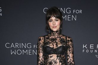 Dakota Johnson takmer naha Prisla v cipke a bielizni