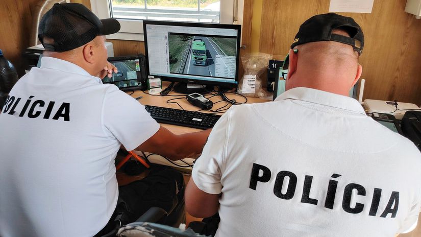 Nahnevani policajti chystaju protest za spravodlive platy
