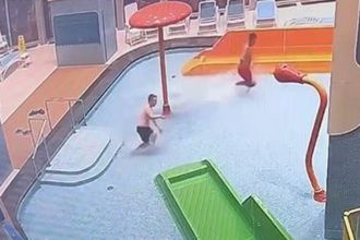 Otec sa v noci vlamal do akvaparku aby oslavil synove 11 narodeniny