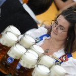 Sest milionov navstevnikov Zacina Oktoberfest ceny piva a vody vas ohromia