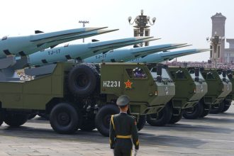 Zbrojny arzenal buducnosti China predviedla silu na prehliadke