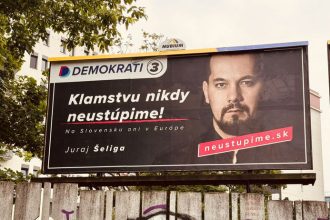 Opity senior napadol okresneho sefa demokratov