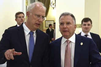 Putin poslal do USA vyjednavaca zachranovat vztahy Trump si mysli ze ho Kremel taha za nos