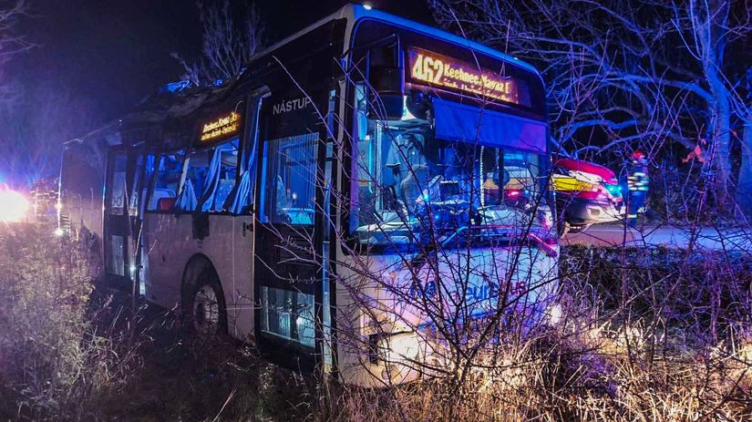 Autobus pri Kosiciach narazil do stromu zranilo sa niekolko cestujucich