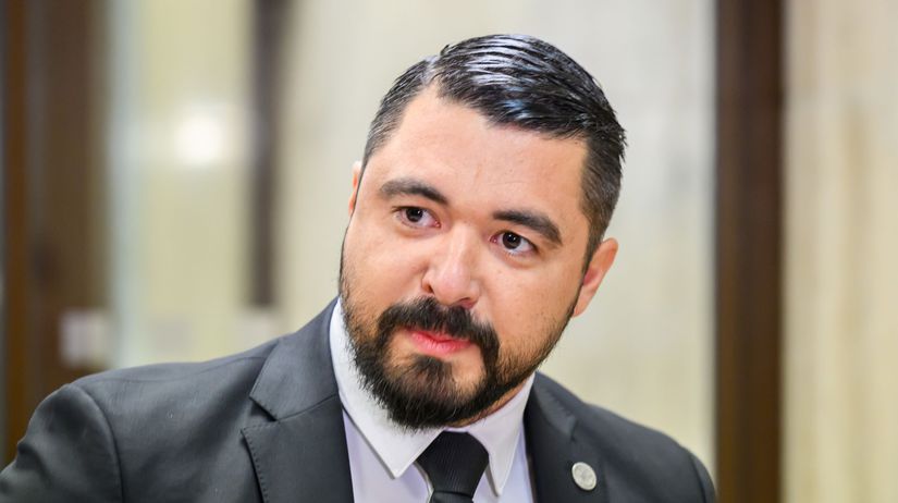Demokrati Policajt ktory riesil nehodu sefa SIS Gaspara nahle konci v zbore