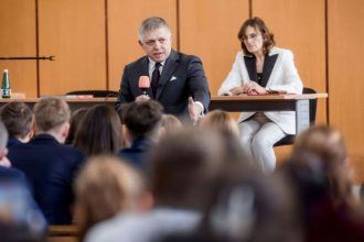 Fico sa vratil do Popradu ale protesty studentov ho prerusili