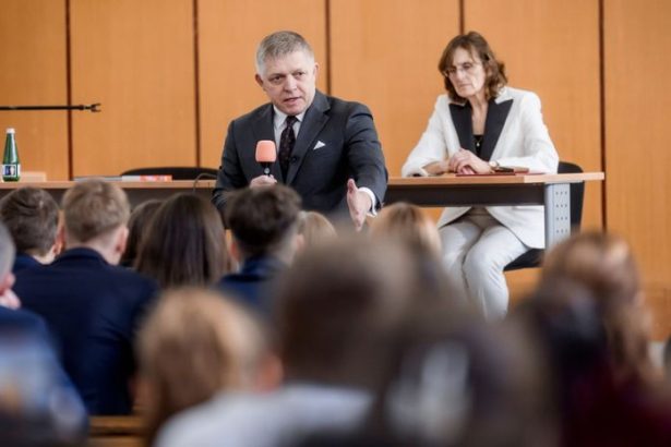 Fico sa vratil do Popradu ale protesty studentov ho prerusili