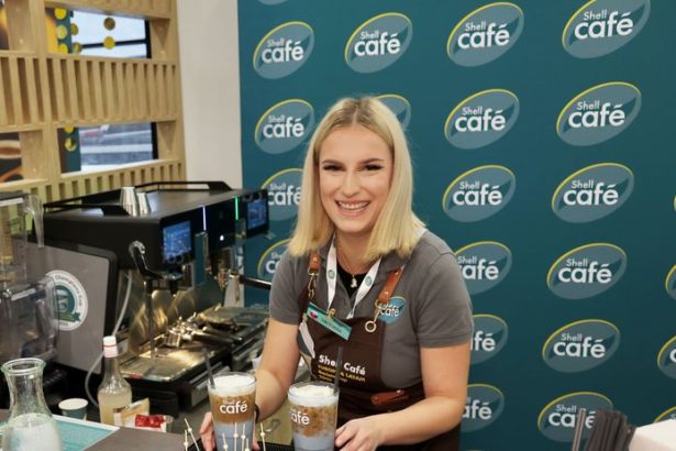 Najlepsia baristka Shell na svete pripravuje kavu