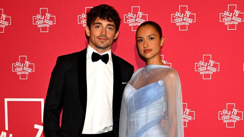 Najsexi pilot F1 Charles Leclerc poziadal o ruku partnerku Alexandra sa pochvalila prstenom za 500 tisic