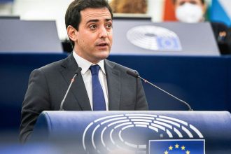 Podpredseda eurokomisie Chranme automobilky a otvorme temu zakazu spalovakov