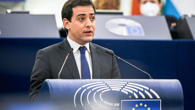 Podpredseda eurokomisie Chranme automobilky a otvorme temu zakazu spalovakov