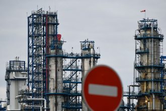 Rok do konca dodavok ruskej ropy a ceny benzinu