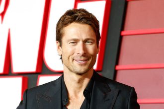 Schwarzenegger kedysi sklamal teraz radi Glen Powell