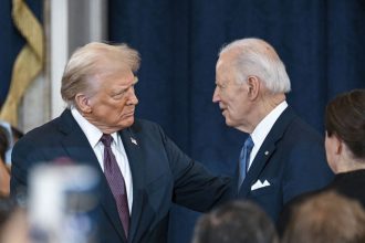 Trump zrusil Bidenove prikazy podpisane automatickym perom