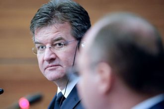 V odtajnenych e mailoch Jeffreyho Epsteina sa objavilo meno byvaleho ministra