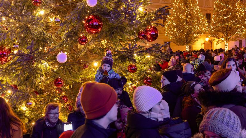 VIDEO FOTO V Bratislave slavnostne rozsvietili vianocny stromcek oblubena zimna slavnost potrva do Troch kralov
