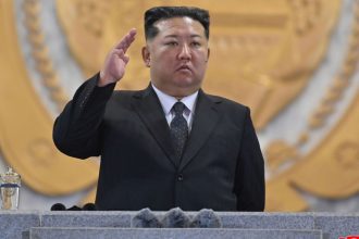 Vojakov vychvalil uradnikov zbil do sveta Kim si prezrel tovarne na skolske potreby a necakane priznal aj chybu