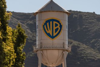 Bitka o Warner Bros nabera na obratkach Trump pohrozil Netflixu a Paramount prisiel so sialenou ponukou