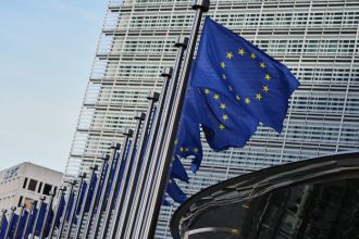 EU prelomila odpor Budapesti a Bratislavy zmrazila aktiva