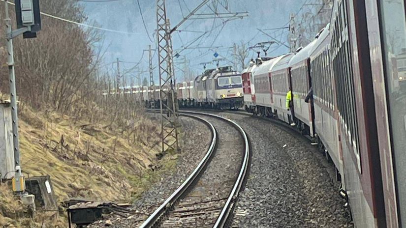Mesiac od Pezinka Na Liptove sa takmer zrazil rychlik s nakladnym vlakom ubrzdili par metrov oproti sebe PS Raz musi odstupit
