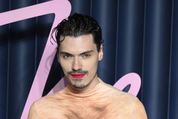 Mysli to vazne Influencer s odhalenym rozkrokom sokoval na cervenom koberci Rita Ora a Sharon Stone sa mohli aj roztrhat