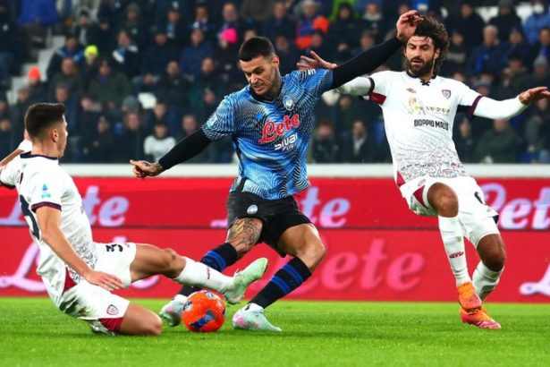 Obranca Obert odohral cely zapas Cagliari neuspelo Scamacca rozhodol o triumfe Atalanty