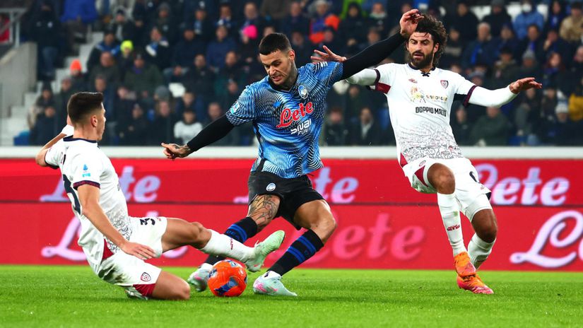 Obranca Obert odohral cely zapas Cagliari neuspelo Scamacca rozhodol o triumfe Atalanty