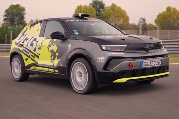 Opel preveril svoju elektricku Mokku GSe na okruhu