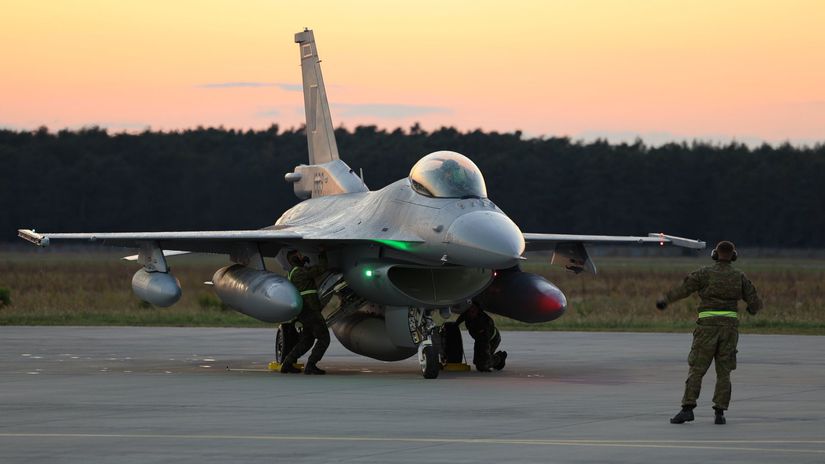 Prilet dalsich troch stihaciek F 16 na Slovensko odlozili