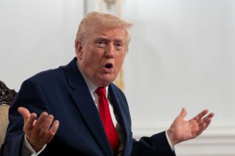 Trump odvolal 29 diplomatov zasiahol aj Slovensko