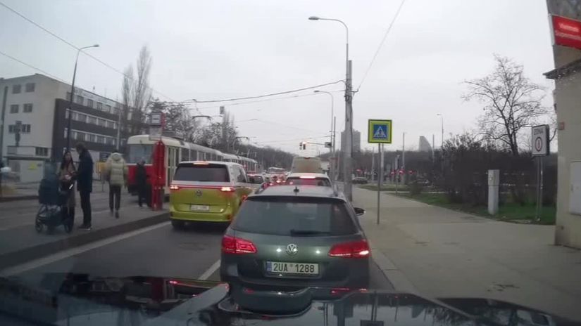 VIDEO Uzasnuti policajti odlepili muza z elektricky