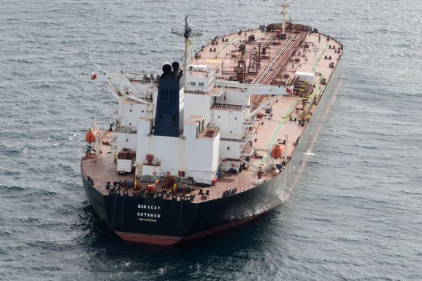 Bludny Holandan Rusi ziadaju Americanov aby prestali nahanat tanker