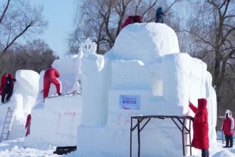 Chobotnica a Tadz Mahal Inspiracie pre socharov na festivale snehu v Cine