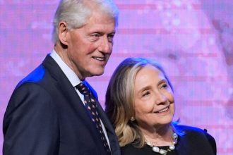 Clintonovci celi obvineniu z pohrydzania Kongresom odmietli vypovedat o svojich kontaktoch s Epsteinom