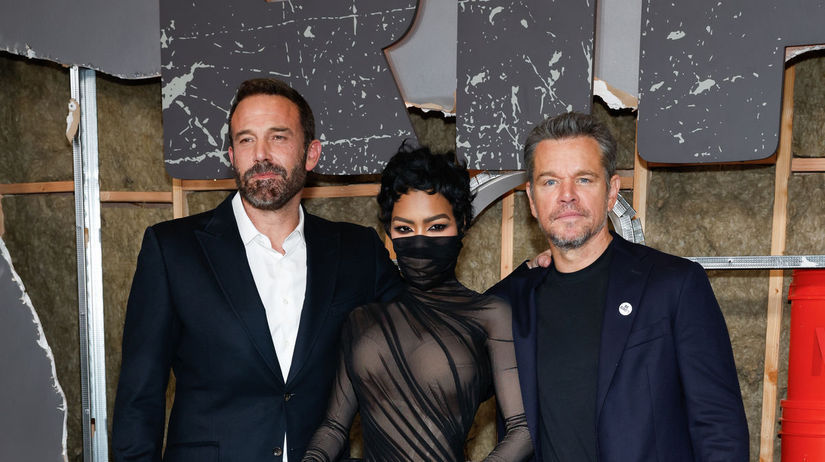Najprv vystrih na zadku teraz kukla cez tvar Vitazka Zlateho globusu sokuje Hollywood