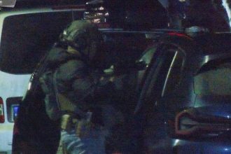 Osem hodin strachu mala obec plna kuklacov a vyjednavacov Policia opisala zasah v Golianove