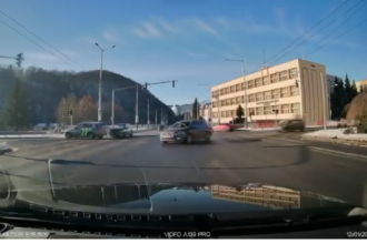 VIDEO Zena isla na cervenu Zrazka s policajtmi