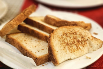 Vacsina ludi to robi uplne bezne Vedci vysvetluju preco by ste radsej nemali jest spaleny toast