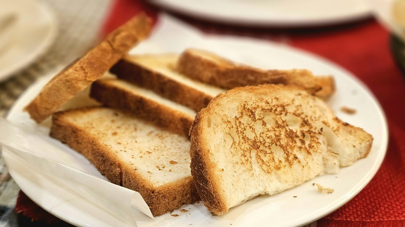 Vacsina ludi to robi uplne bezne Vedci vysvetluju preco by ste radsej nemali jest spaleny toast